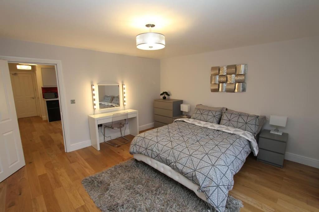 Lovely One Bed Apartment-Near All Transport-Village-Freeparking Londyn Zewnętrze zdjęcie