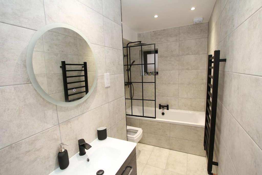 Lovely One Bed Apartment-Near All Transport-Village-Freeparking Londyn Zewnętrze zdjęcie
