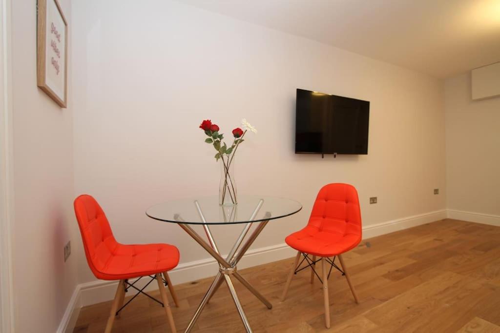 Lovely One Bed Apartment-Near All Transport-Village-Freeparking Londyn Zewnętrze zdjęcie