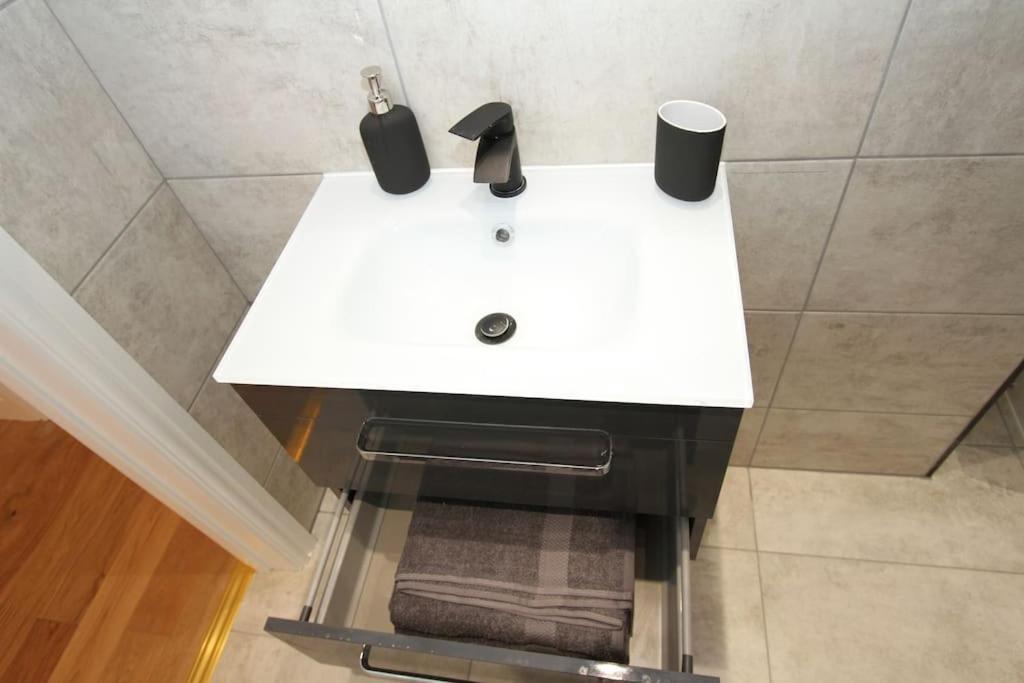 Lovely One Bed Apartment-Near All Transport-Village-Freeparking Londyn Zewnętrze zdjęcie