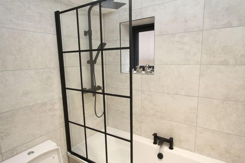 Lovely One Bed Apartment-Near All Transport-Village-Freeparking Londyn Zewnętrze zdjęcie